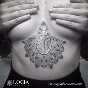 tatuaje-pectoral-corazon-geometrico-barcelona-uri-torras                     